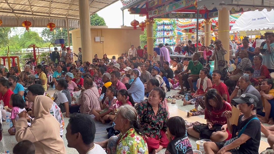 แจกข้าวสาร 1,600 ถุง ชาวบ้านเพียบ