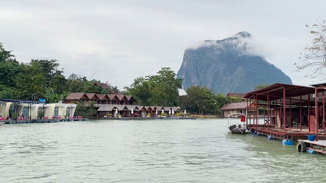 สกู๊ปพิเศษ : เลย สวย ชิว ล่องแพน้ำหลีก เมืองเฟือง สปป.ลาว  ธรรมชาติใสเย็น หมอกยามเช้า และพระบิณฑบาตบนเรือ