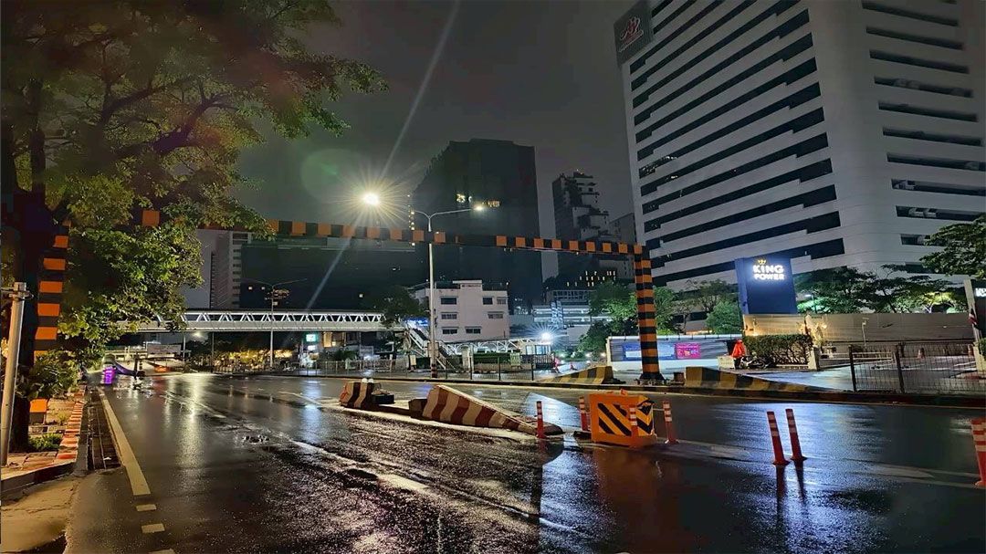 สนย.ติดตั้งคานเหล็ก-ม่านโซ่เตือนความสูง ก่อนขึ้นสะพานข้ามแยกพญาไทหลังรถชนซ้ำซาก