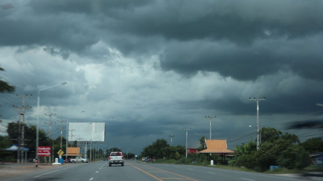 อุตุนิยมวิทยากาญจนบุรีไขข้อสงสัยทำไมฝนตกทุกวัน พร้อมเตือนรับมือฝนตกหนักจากอิทธิพลพายุ