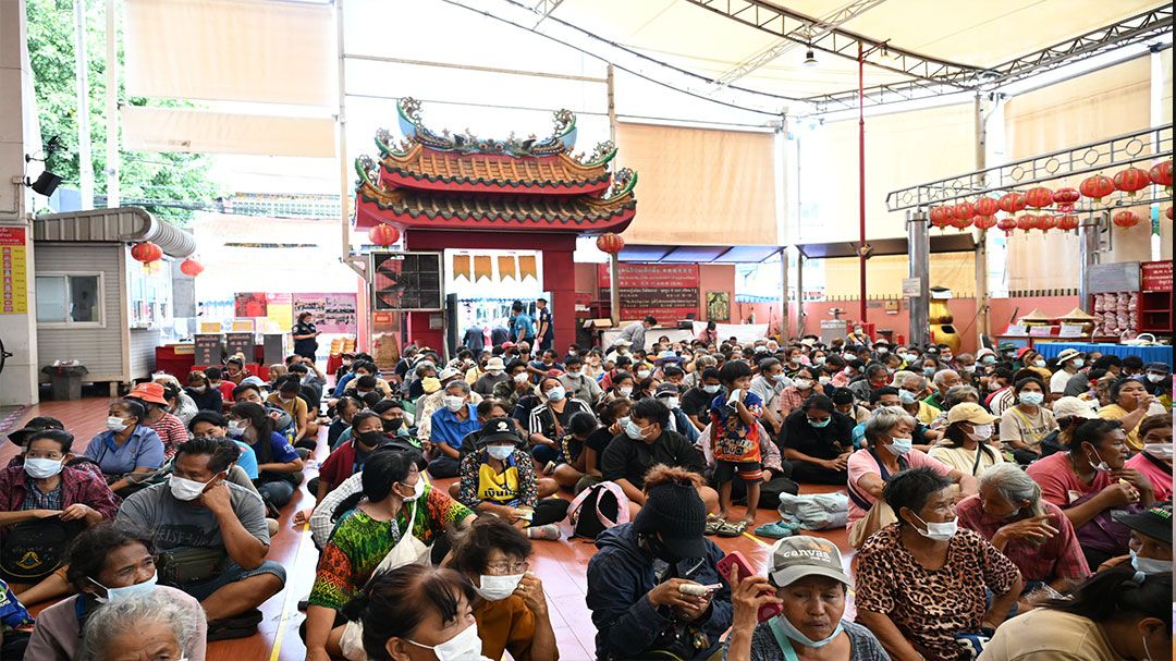 ปลัดวันทนีย์ร่วมประเพณีทิ้งกระจาดมูลนิธิป่อเต็กตึ๊ง