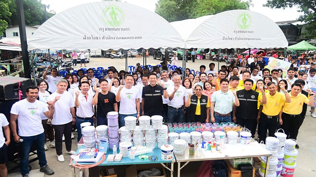 กทม. รับมอบสนามเด็กเล่น ‘เปลี่ยนที่โล่งเป็นที่เล่น’ ชุมชนพัฒนาใหม่ คลองเตย