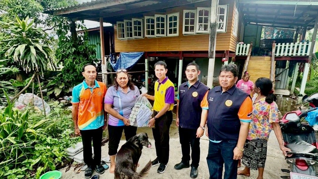 ร่วมใจช่วย! อำเภอบางเลน-กิ่งกาชาด มอบถุงยังชีพ 900 ชุด แก่ผู้ยากไร้-ผู้ป่วยติดเตียง