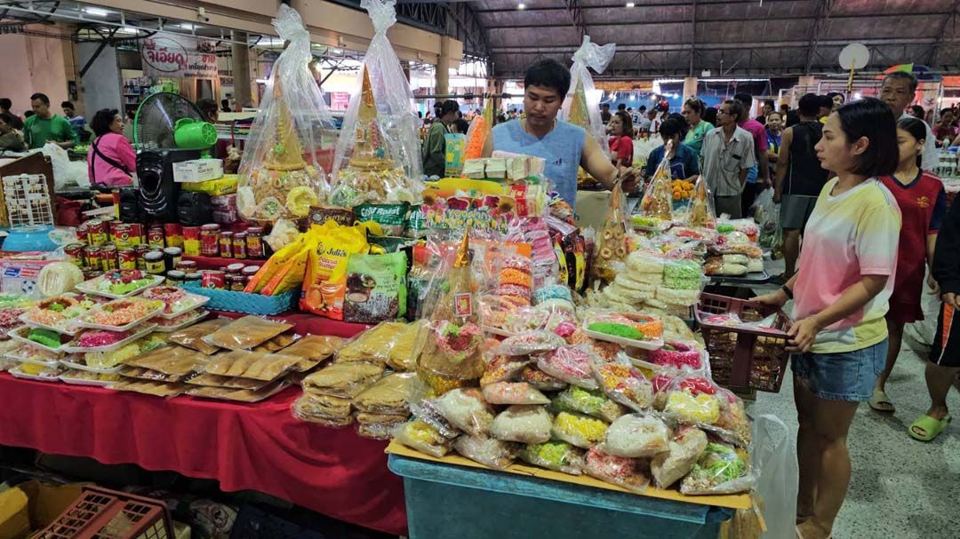 ‘พังงา’คึกคัก! ปชช.แห่ซื้อ‘ขนม 5 อย่าง’อุทิศให้ผู้ล่วงลับใน‘วันสารทเดือนสิบ’