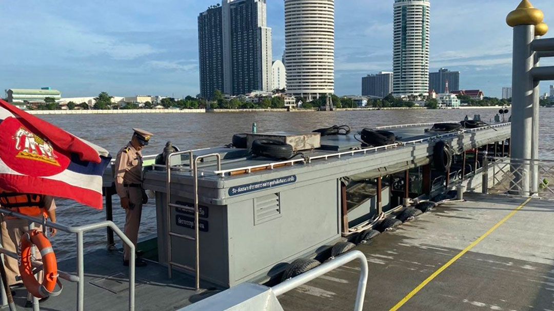 กองทัพเรือจัดเรือด่วนสนับสนุนให้บริการประชาชนสัญจรบริเวณโรงพยาบาลวชิระพยาบาล