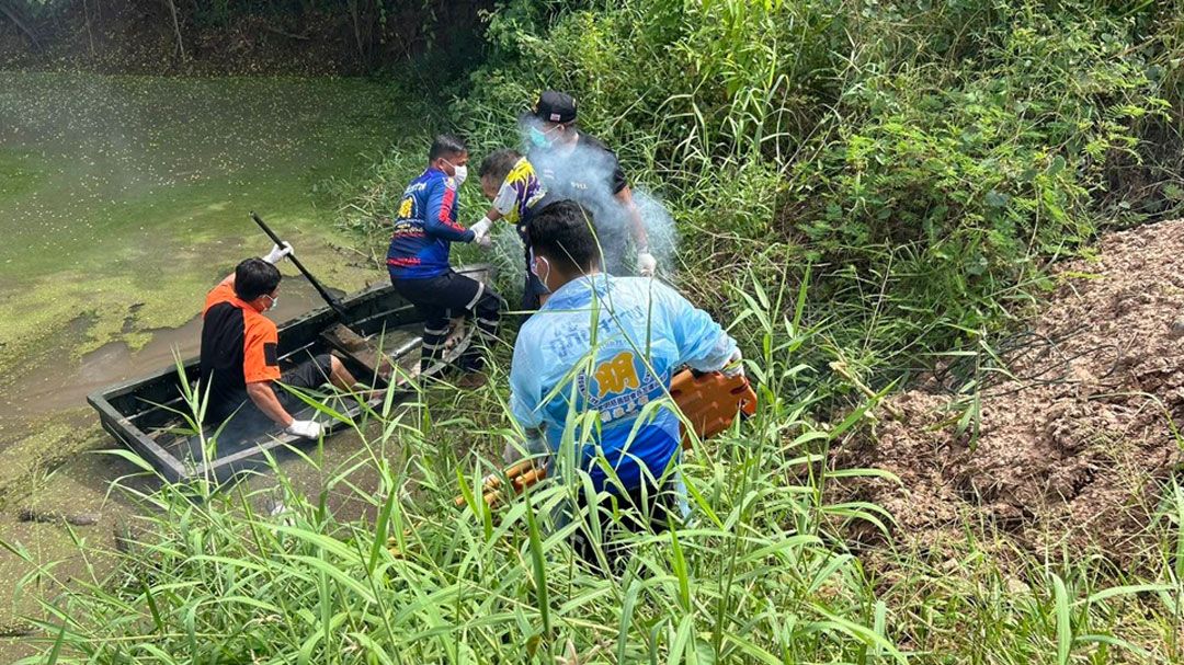 สุดสลด! พบศพชายสูงวัยลอยอืดในสระน้ำบุรีรัมย์ คาดผู้ป่วยอัลไซเมอร์เดินพลัดตกเอง