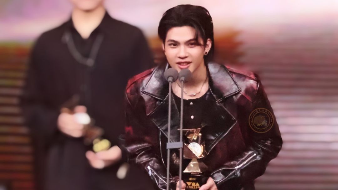 แฟนจีนเทใจให้เต็ม!  ‘SAMUI’  ตัวแทนศิลปินไทยขึ้นโชว์บนเวที ‘Weibo Music Awards 2025’ พร้อมคว้ารางวัล ศิลปินหน้าใหม่แห่งปี