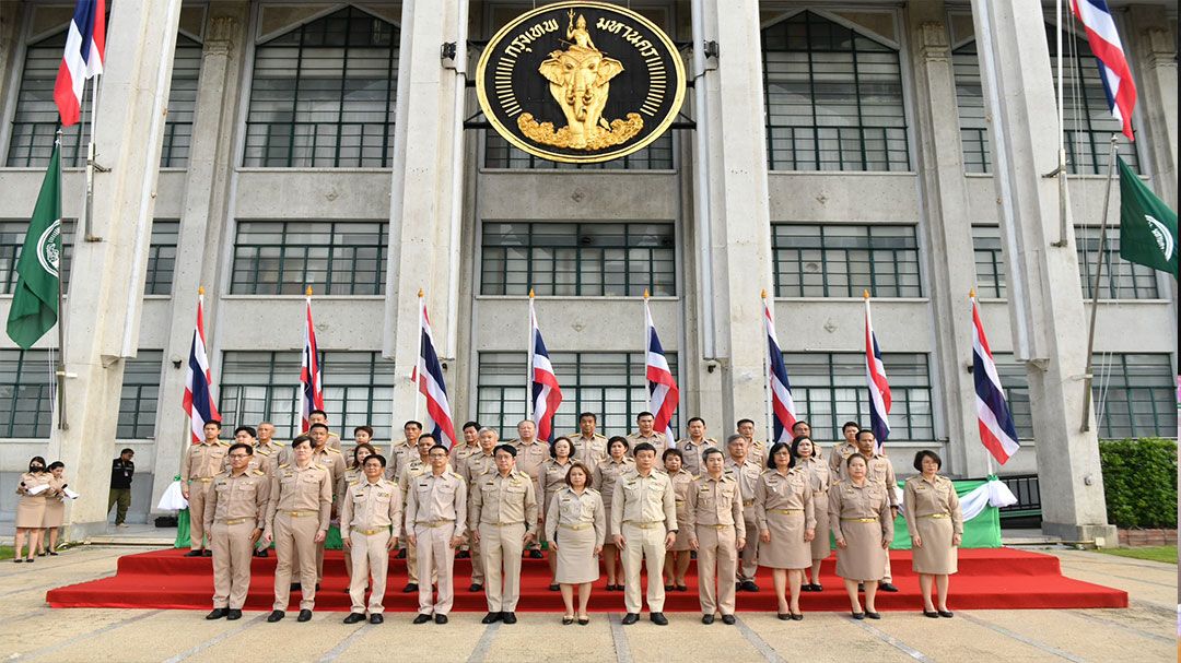 ‘ชัชชาติ’ นำทีมร่วมกิจกรรม ‘วันพระราชทานธงชาติไทย’