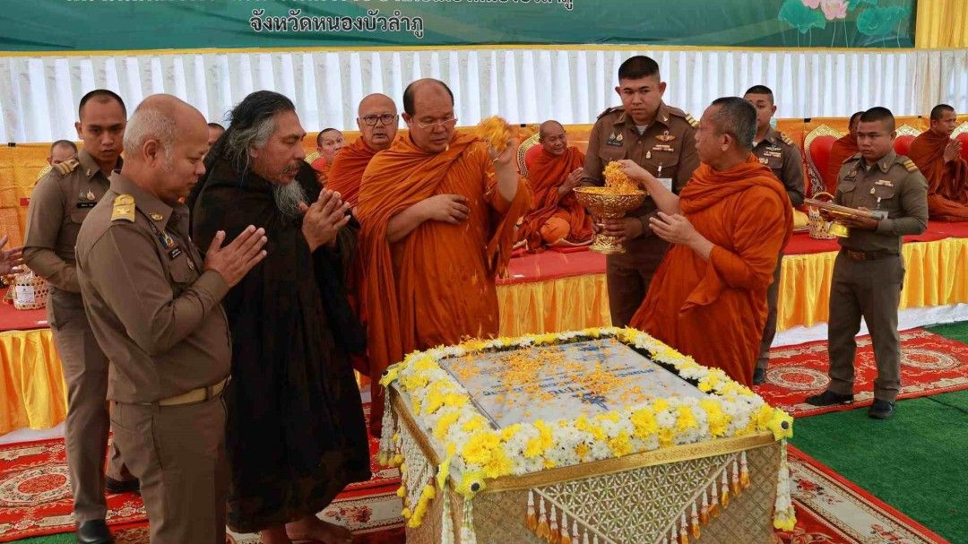 ผู้ว่าฯหนองบัวลำภูนำชาวพุทธ 'ตักบาตร-เจิมป้ายปฐมฤกษ์' เตรียมสร้างศาลหลักเมือง
