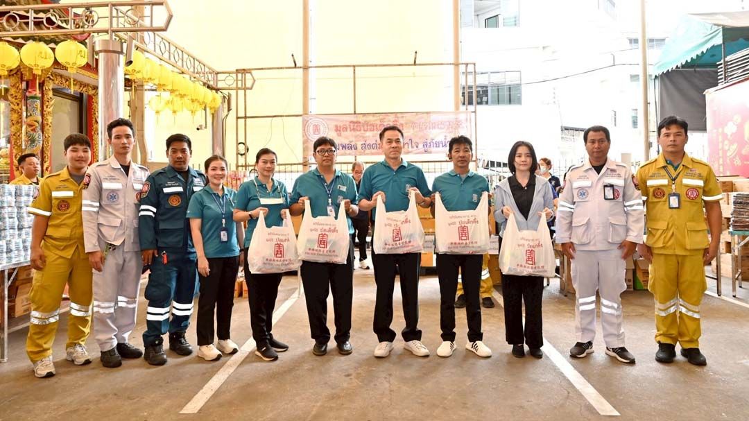 ‘ชาวป่อเต็กตึ๊ง’ร่วมแรงร่วมใจแพ็คถุงยังชีพ แจกจ่ายประชาชนที่ประสบภัยน้ำท่วม‘อุตรดิตถ์’