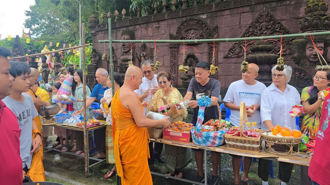 นครนายกจัดพิธี ‘ตักบาตรเทโวโรหณะ’ ฉบับลาวเวียง-เนื่องในวันออกพรรษา