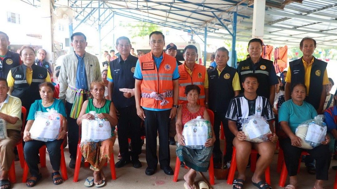 ผู้ว่าฯขอนแก่นรุดมอบ! ‘ถุงยังชีพให้ชาวบ้าน’ หลังน้ำท่วมหนัก 40 ครัวเรือน