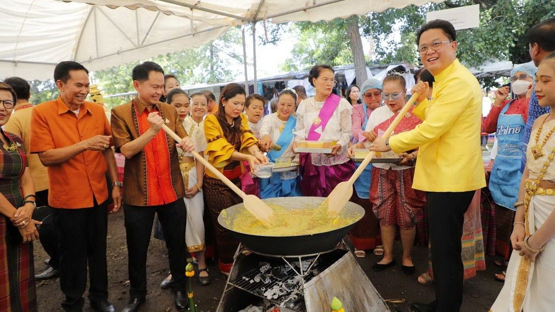 บุรีรัมย์สืบสานประเพณี ‘กวนข้าวทิพย์-ตักบาตรเทโวฯ’ เนื่องในวันออกพรรษา