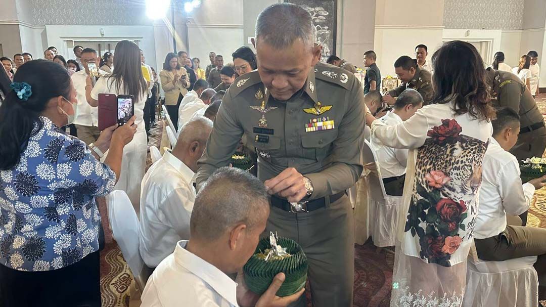 ‘รองผบช.ภ.1’ร่วมพิธีอุปสมบทหมู่ถวายเป็นพระราชกุศลแด่‘ในหลวง ร.9’ เนื่องในวันนวมินทรมหาราช