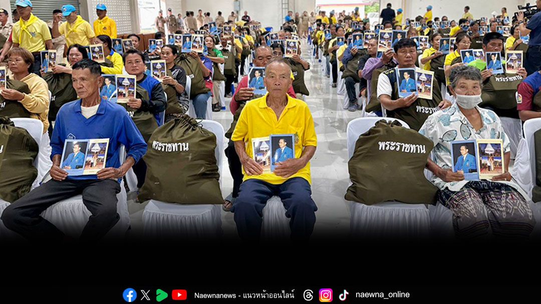 ‘ในหลวง‘โปรดเกล้าฯองคมนตรี เชิญถุงพระราชทาน มอบราษฎรประสบอุทกภัยอุตรดิตถ์