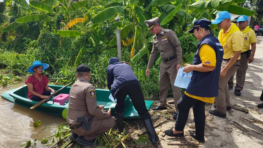 ‘ผู้การปทุมธานี’ลุยตรวจน้ำท่วม พร้อมช่วยเหลือประชาชนพื้นที่‘สามโคก’