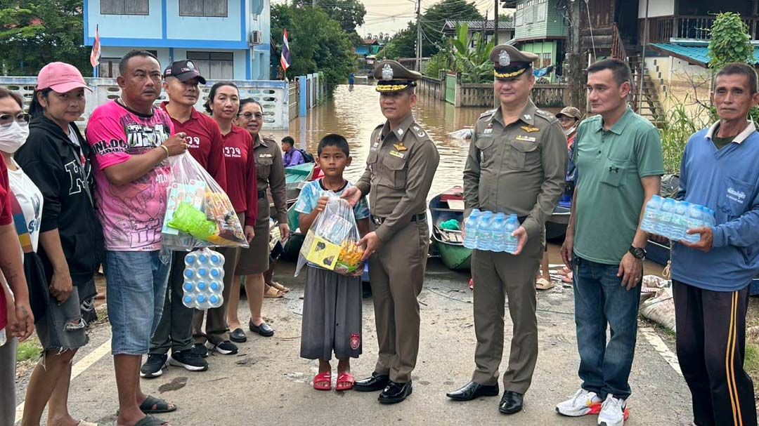‘ผู้การชัยนาท’นำตร.สรรพยา ลุยมอบสิ่งของช่วยเหลือผู้ประสบภัยน้ำท่วม‘บ้านท้องคุ้ง’