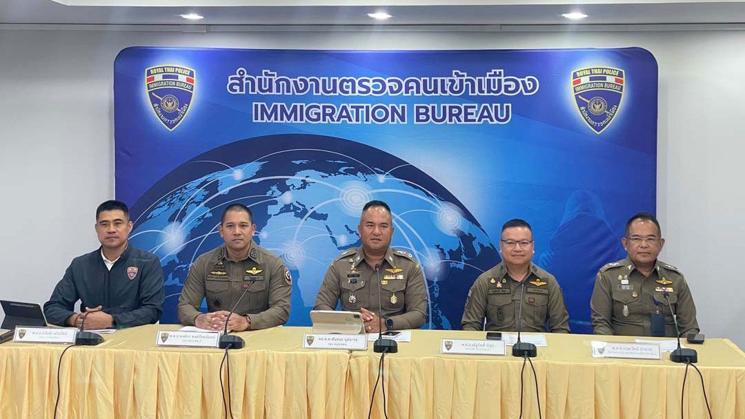 สตม.โชว์ผลงาน! รวบแก๊งขนต่างด้าว-ชาวศรีลังกาใช้พาสปอร์ตปลอม