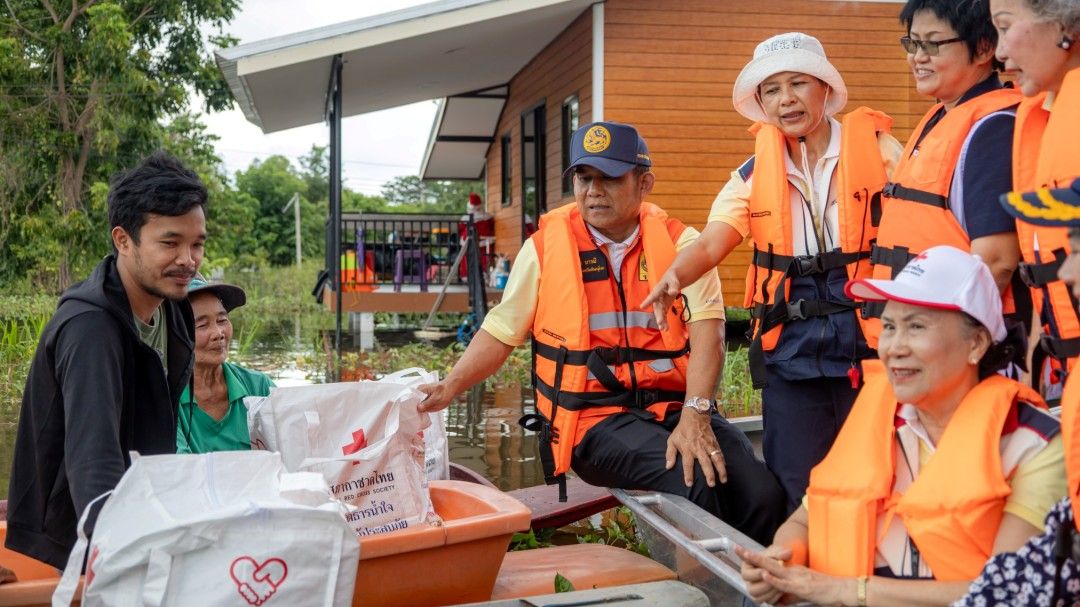 รองผู้ว่าฯพิษณุโลก นำทีมเหล่ากาชาด ‘มอบถุงยังชีพ’ ช่วยผู้ประสบอุทกภัย