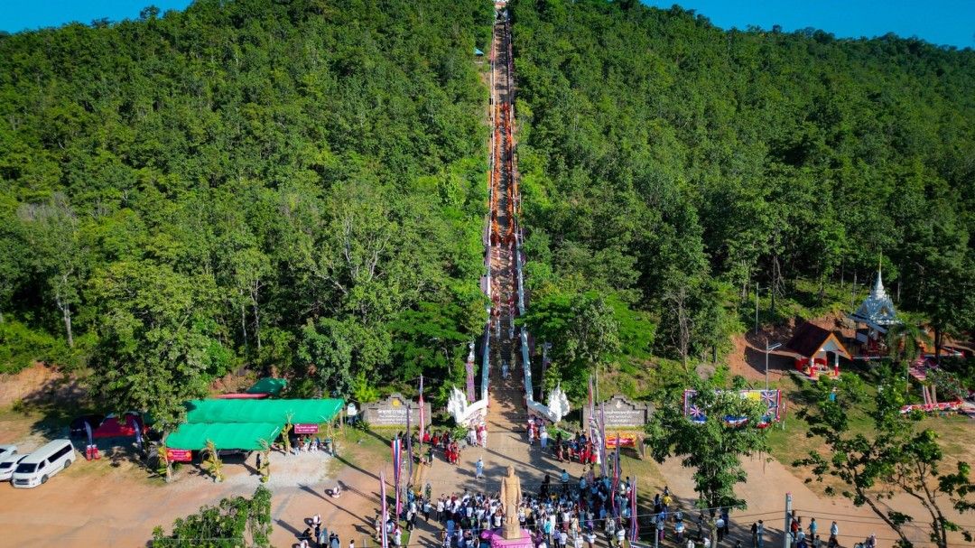 กาฬสินธุ์จัดใหญ่! ‘ตักบาตรเทโวเขาภูสิงห์’ คนนับหมื่นแห่ร่วมงานบุญใหญ่
