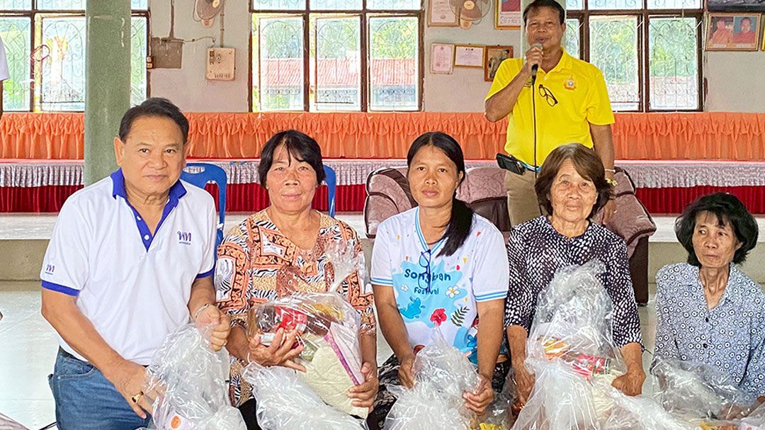 รองประธานสภา ฉลาด ลุยน้ำท่วมช่วยชาวบ้านกว่า 2 พันคน
