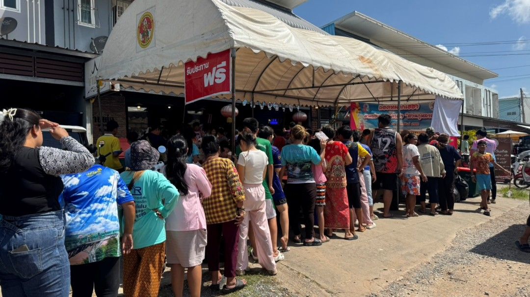 ก๋วยเตี๋ยวบ้านพ่อใจบุญ! แจกอาหารฟรี 1,800 ชุดใน ‘วันนวมินทรมหาราช’