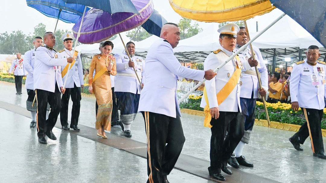 ‘ในหลวง-พระราชินี’เสด็จฯทรงวางพวงมาลาถวายราชสักการะ เนื่องในวันนวมินทรมหาราช 13 ตุลาคม 2568