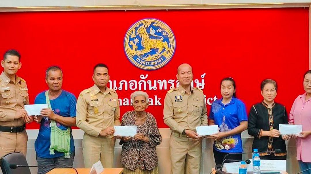 รอง ผวจ.มอบเงินบริจาค ช่วยผู้ประสบภัยชายแดน