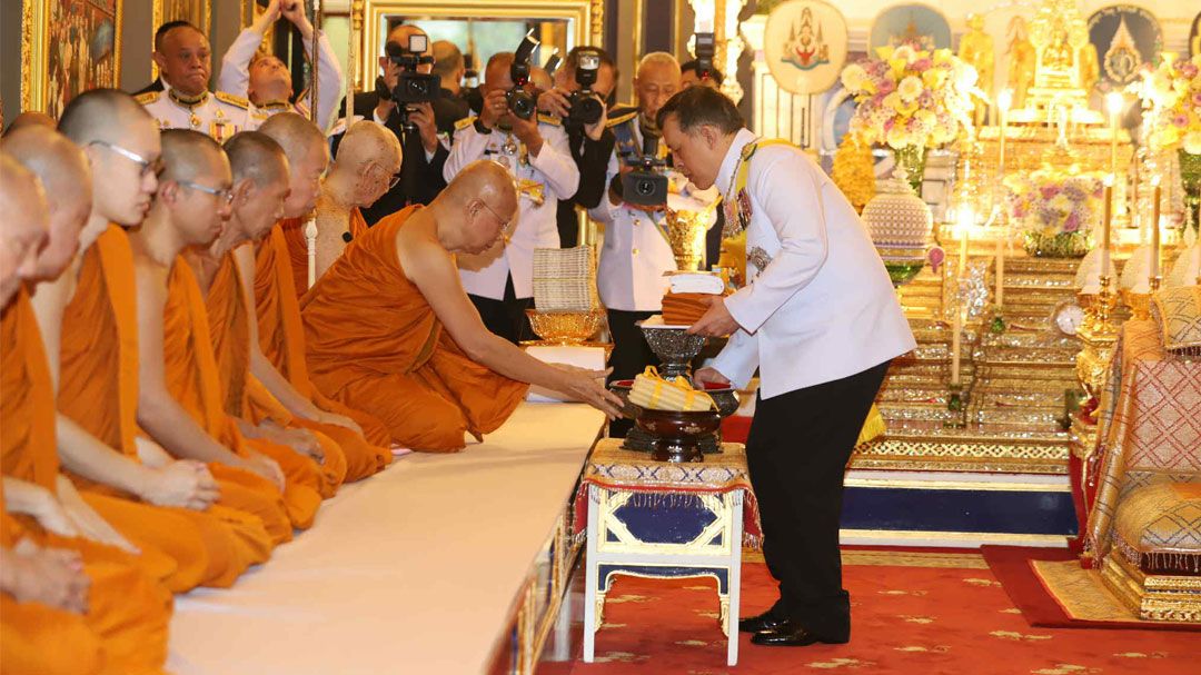 'ในหลวง-พระราชินี'ทรงบำเพ็ญพระราชกุศลถวายผ้าพระกฐิน วัดราชบพิธฯ-วัดพระเชตุพนฯ