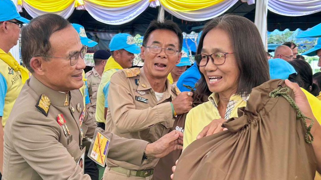 โปรดเกล้าฯ องคมนตรี เชิญถุงพระราชทานมอบราษฎรเดือดร้อนน้ำท่วม