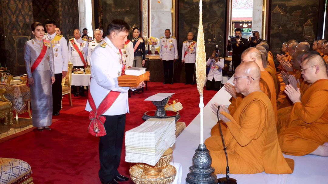‘ในหลวง-พระราชินี‘ ทรงบำเพ็ญพระราชกุศลถวายผ้าพระกฐิน ณ วัดบวรนิเวศวิหาร