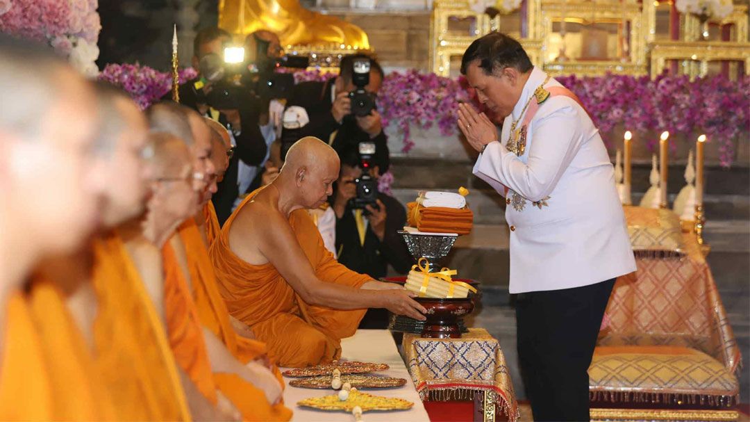 'ในหลวง-พระราชินี'ทรงบำเพ็ญพระราชกุศลถวายผ้าพระกฐิน วัดมกุฎกษัตริยาราม-วัดเทพศิรินทราวาส