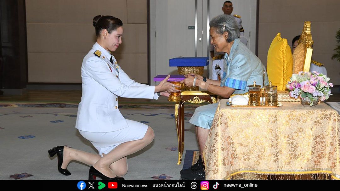 'รมว.ซาบีดา' ทูลเกล้าฯ ถวายหนังสือ 'ศิลปินแห่งชาติ' ในพิธีพระราชทานโล่