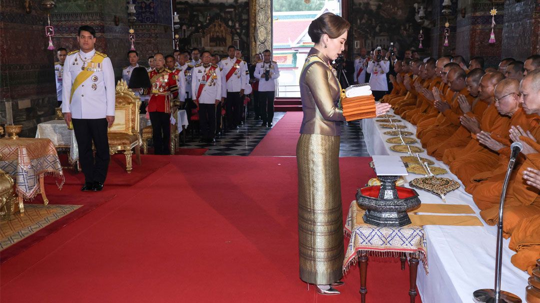 'พระราชินี'เสด็จฯ แทนพระองค์ทรงบำเพ็ญพระราชกุศลถวายผ้าพระกฐิน วัดโสมนัสฯ-วัดอรุณฯ