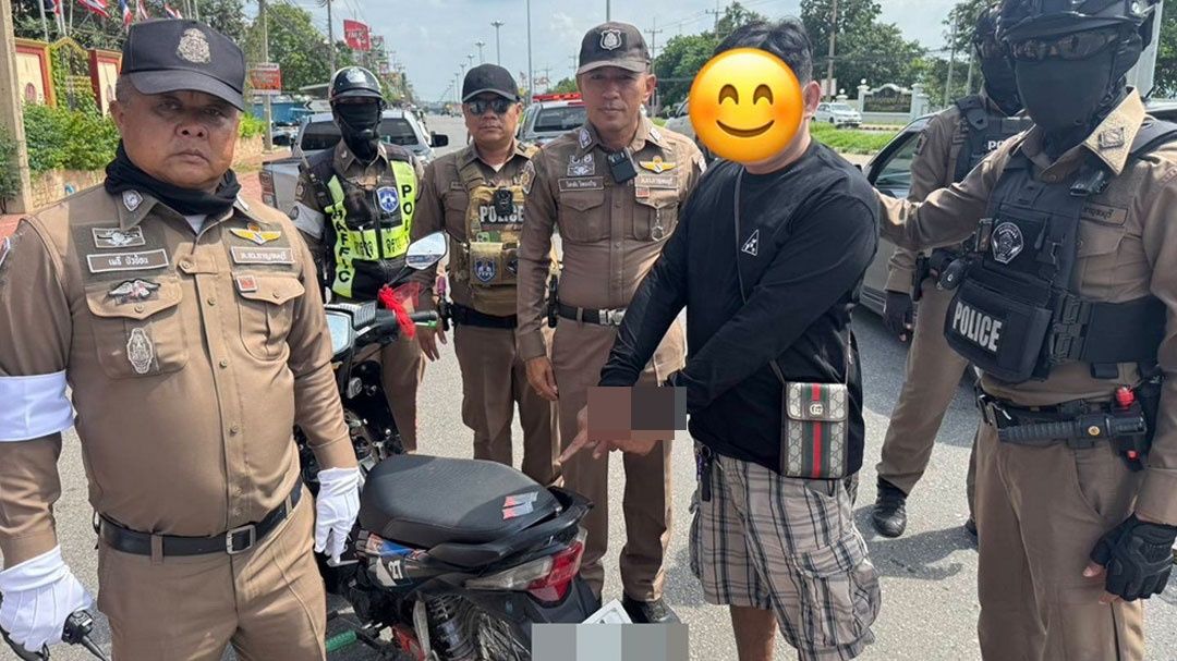 ตร.กาญจน์ รวบหนุ่มใหญ่คาด่านตรวจกลางเมือง ซุกยาบ้า ซ้ำฉี่ม่วง ไร้ใบขับขี่