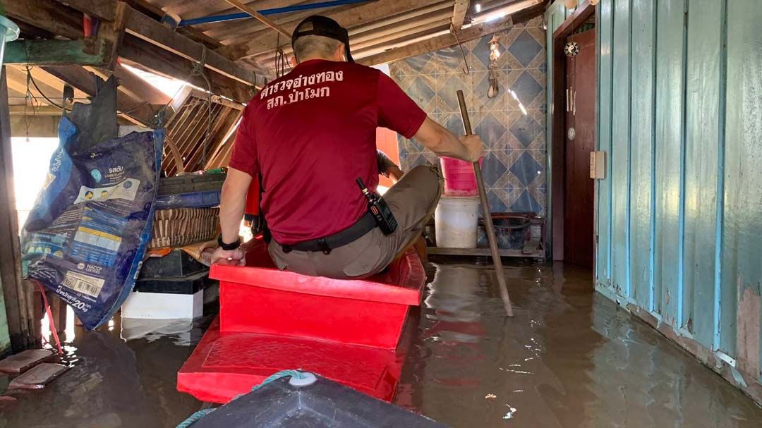 ‘ผู้การฯอ่างทอง’สั่งการ สภ.ป่าโมก ช่วยเหลือผู้สูงอายุป่วยอัมพฤกษ์ น้ำท่วมบ้านกว่า 6 สัปดาห์