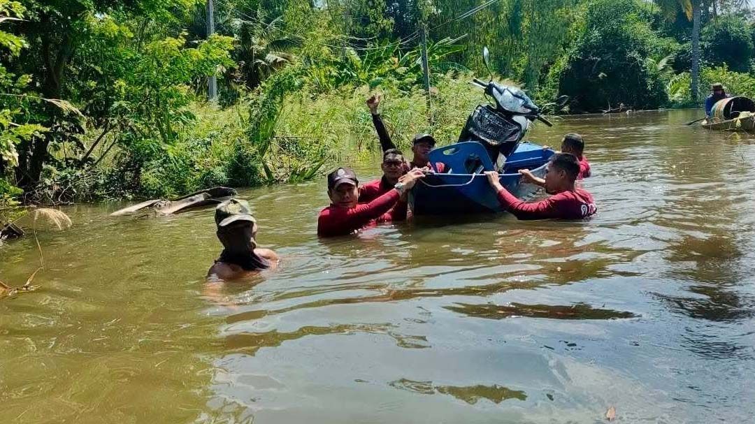 ‘ผู้การฯชัยนาท’สั่งการสภ.สรรพยา รุดช่วยปชช.ประสบภัยน้ำท่วม หลังน้ำสูงขึ้นอีก