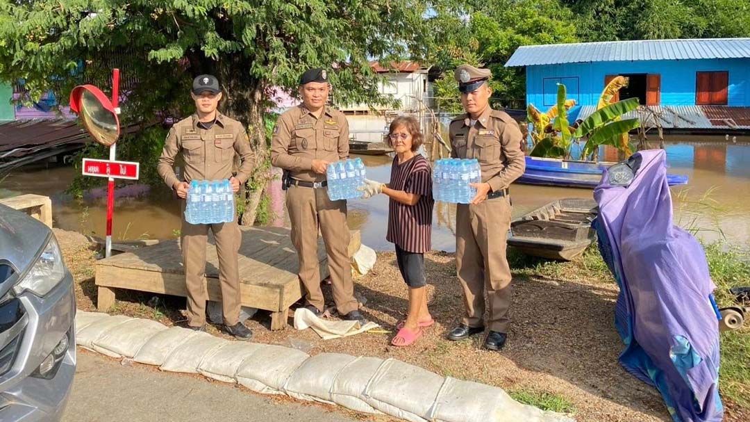 ‘ผู้การฯอ่างทอง’สั่งการสภ.เกษไชโย มอบน้ำดื่มปชช.ถูกน้ำท่วม กำชับป้องกันเข้มหัวขโมย