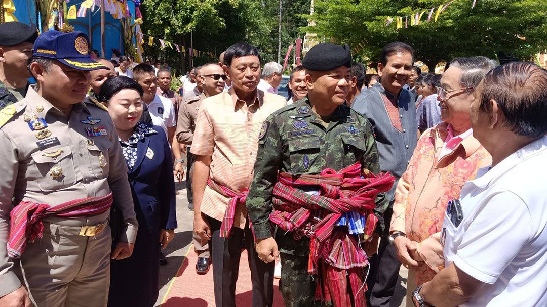 มทภ.2 ลุยเป็นประธาน ทอดกฐินพัฒนาวัดลำภู สักการะพระแก้วเนรมิต