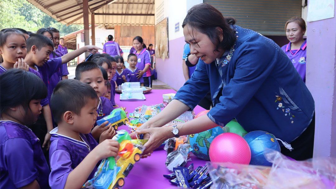 ผู้ว่าฯแม่ฮ่องสอนลงพื้นที่ ‘รร.บ้านแม่สวด’ มอบอุปกรณ์การเรียน หลังถูกน้ำท่วมหนัก