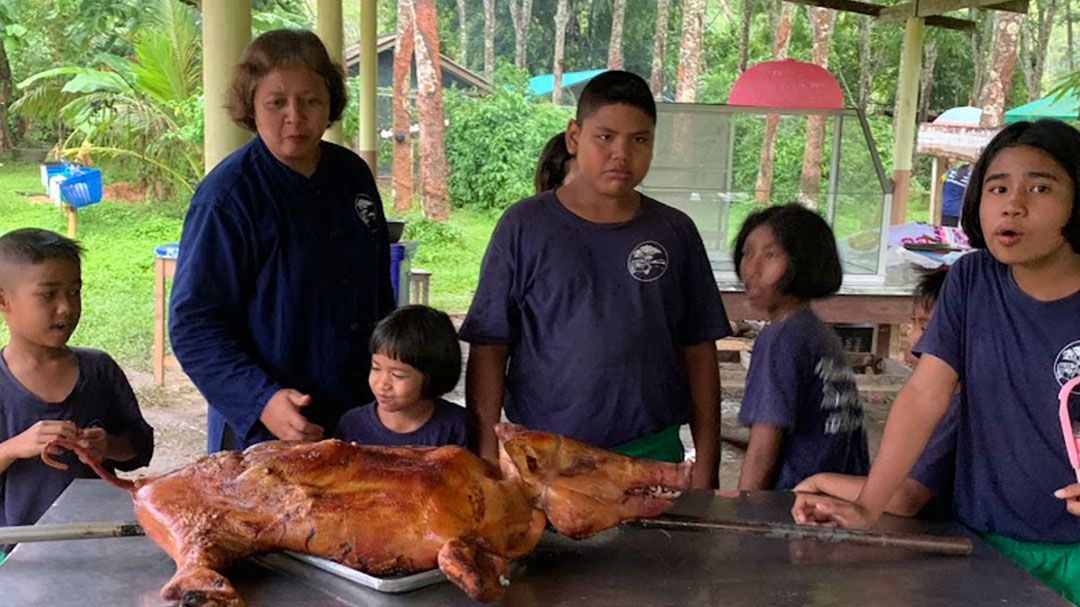 ผอ.รร.บ้านทุ่งส้มป่อย ผุดไอเดีย สอนทำหมูย่างเมืองตรัง ให้ นร.
