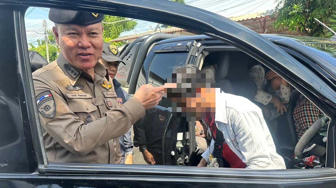 ‘ตม.กาญจนบุรี’ไล่ล่าสกัดกระบะซุกแรงงานเถื่อน‘พม่า’ จ้องเข้าชลบุรี