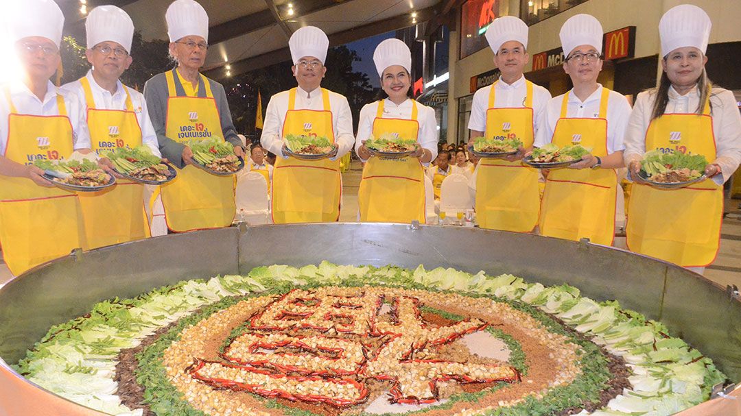 ททท.โคราชชวนกินเจ เมนู “มหาลาภ”(ลาบ) กระทะยักษ์ 2.4 เมตร