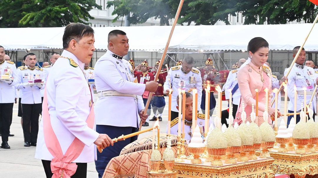 ในหลวง-พระราชินี ทรงวางพวงมาลา เนื่องในวันปิยมหาราช 2568