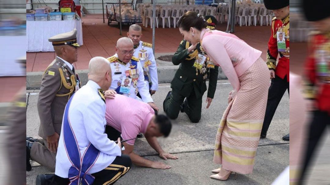 เปิดภาพ! พระราชินี ทรงพระเมตตาสอบถาม ชายฝ่าขบวนเสด็จ