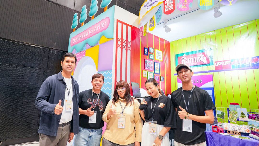 ศิลปกรรมฯ DPU ยืนยันหลักคิด 'ธุรกิจคือการออกแบบ' นำผลงานนักศึกษาร่วมบูท ‘ซิ๋นกำเส็ง’ ในเวที Bangkok Illustration Fair 2025