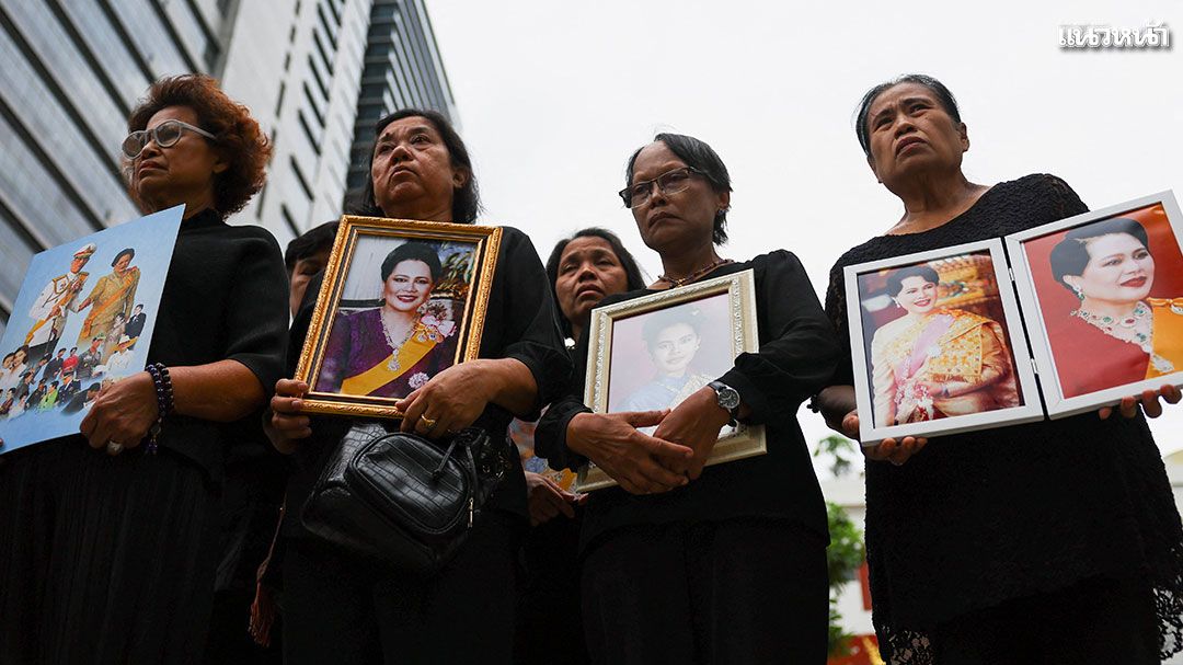 พสกนิกรถือพระรูปพระบรมฉายาลักษณ์สมเด็จพระพันปีหลวง แสดงความอาลัยหน้าโรงพยาบาลจุฬาฯ