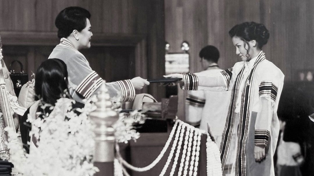 นฤมล โพสต์ภาพรับพระราชทานปริญญาบัตรจากพระหัตถ์สมเด็จพระพันปีหลวง