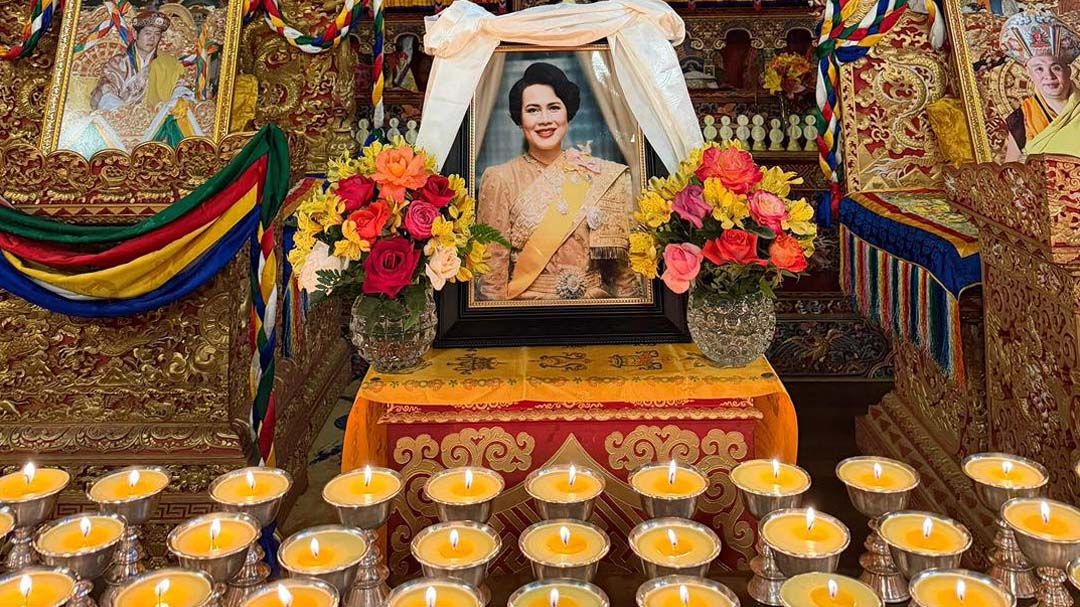 ‘ราชวงศ์ภูฏาน’ทรงนำจุดตะเกียง 1,000 ดวง ระลึกถึง‘สมเด็จพระพันปีหลวง’