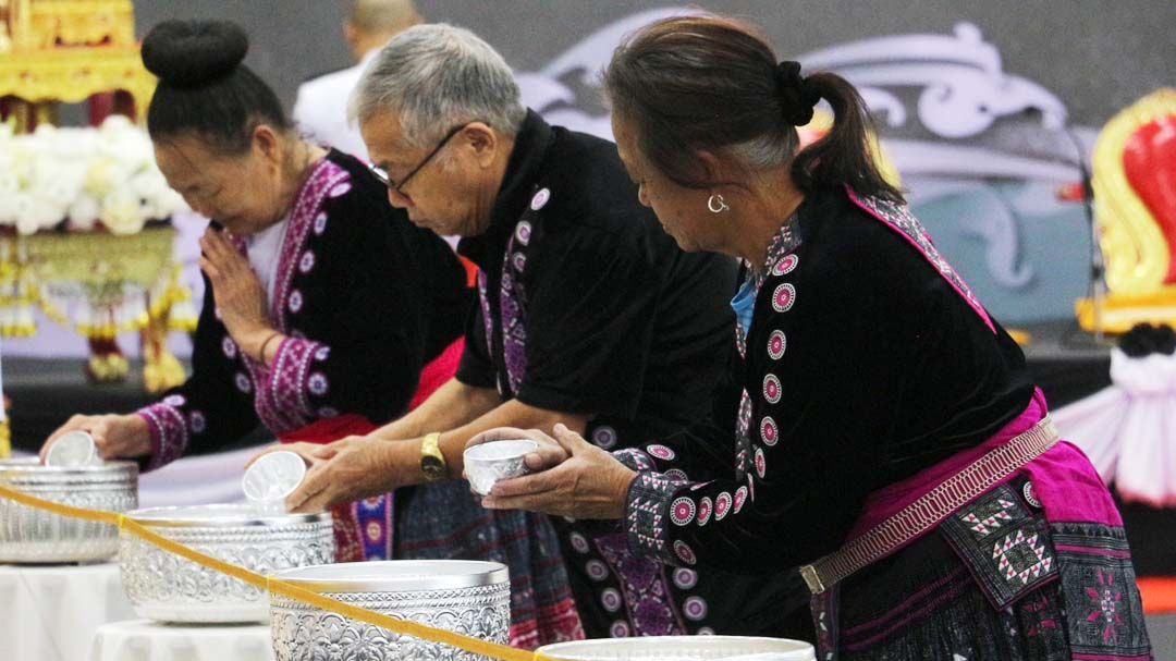 พสกนิกรชาวเชียงใหม่ ร่วมพิธีถวายน้ำสรงพระบรมศพหน้าพระฉายาลักษณ์‘สมเด็จพระพันปีหลวง’